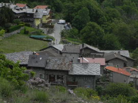 Zoom sulla frazione di Perral dal cippo n.1 del Belvedere Alto (33782 bytes)